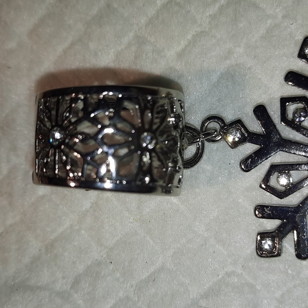 Silvertone Ring with Rhinestones New - Picture 5 of 6